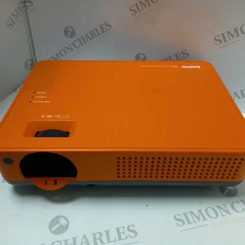 SANYO PROXTRAX PROJECTOR PLC-XE32