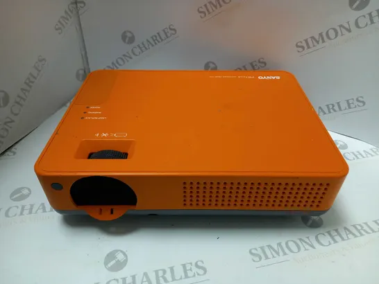 SANYO PROXTRAX PROJECTOR PLC-XE32