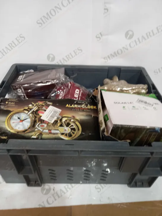 BOX TO CONTAIN APPROX 15 ASSORTED HOUSEHOLD PRODUCTS, INCLUDES HOUSE DÉCOR, ALARM CLOCK, LED LIGHTS ETC 