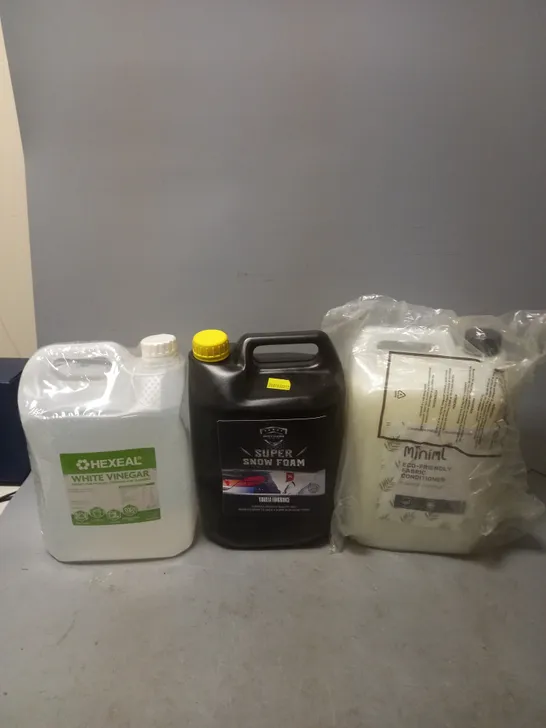 3 HOUSEHOLD ITEMS TO INCLUDE MINIML FABRIC CONDITIONER, SUPER SNOW FOAM, AND HEXEAL WHITE VINEGAR 