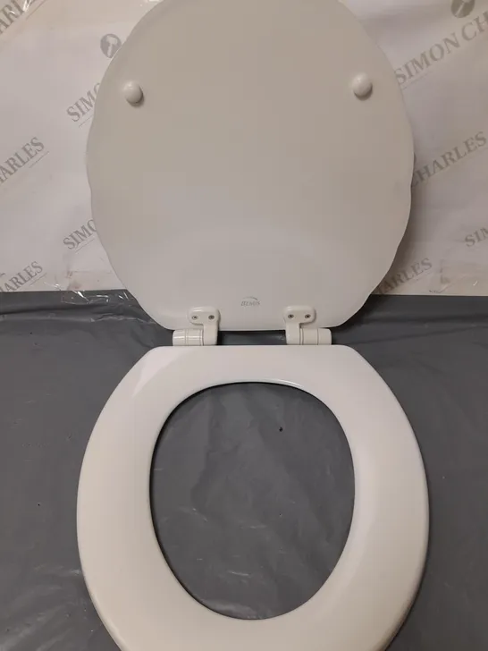 BOXED BEMIS SEASHELL TOILET SEAT WHITE