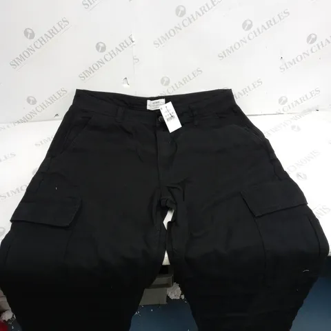APPROXIMATELY 8 COTTON ON ITEMS INCLUDING BLACK SIZE 14 CARGO JEANS