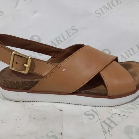 CLARKS ELAYNE SAND LEATHER SANDALS - SIZE 7