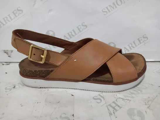 CLARKS ELAYNE SAND LEATHER SANDALS - SIZE 7