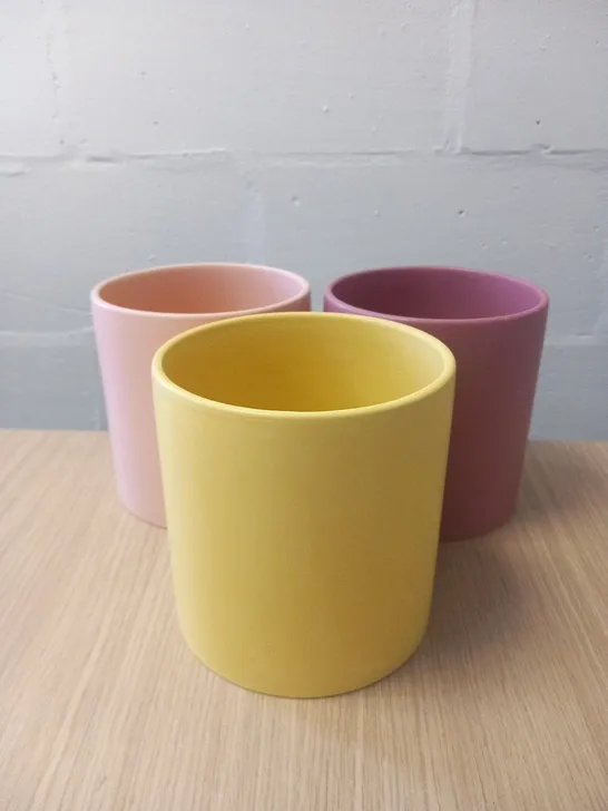 APPROXIMATELY 16 BRAND NEW AVORIUM IMAGINATION PLANT POTS IN ASSORTED COLOURS