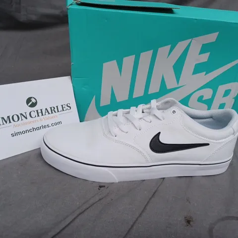 BOXED NIKE SB CHRON 2 CANVAS SKATE TRAINERS IN WHITE SIZE 9