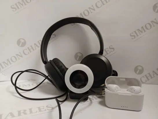 LOT OF APPROXIMATELY 26 ELECTRICALS TO INCLUDE BLACKWEB USB WEBCAM, JVC HEADPHONES IN BLACK (HA-S21M), JVC TRUE WIRELESS EARBUDS IN WHITE, ETC