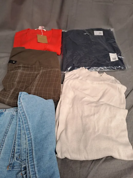 BOX OF APPROXIMATELY 25 ASSORTED CLOTHING ITEMS TO INCLUDE -  SHORTS , POLO SHIRT , TOP ETC