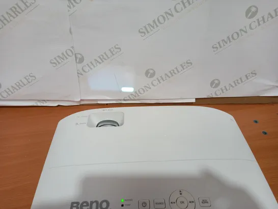 BOXED BENQ W1050 PROJECTOR 