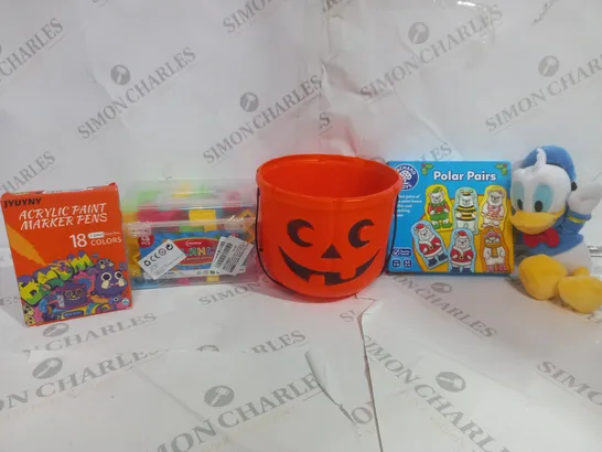 BOX OF APPROX 20 ASSORTED TOYS TO INCLUDE - PUMKIN TRICK OR TREAT BUCKET - ORCHARD TOYS POLAR PAIRS - IYUENG BUILDING BRICKS ECT