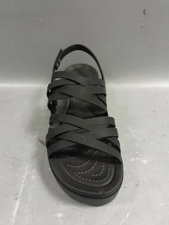 PAIR OF CROCS BROOKLYN STRAPPY OPEN TOE SHOES - 9