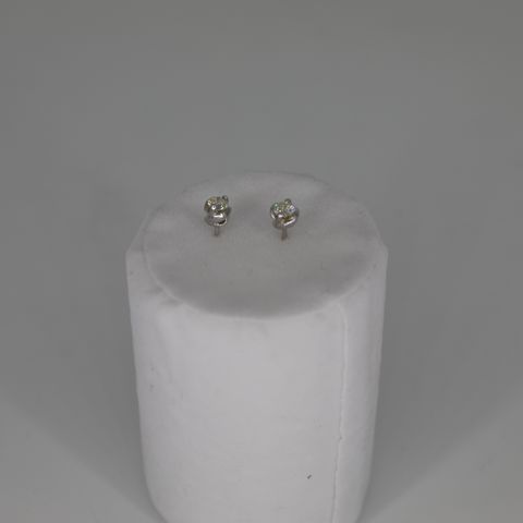 18CT WHITE GOLD STUD EARRINGS SET WITH DIAMONDS WEIGHING +0.61CT