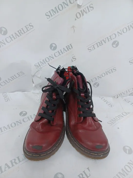 BOXED PAIR OF RIEKER RED INTEREST COLOUR BOOT SIZE 6 