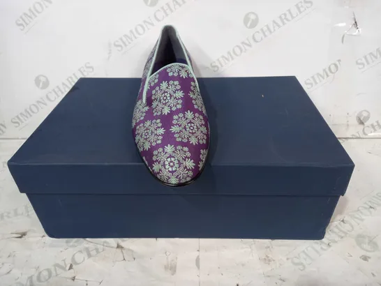 BOXED PAIR OF MANOLO BLAHNIK SLIP-ON SHOES IN PURPLE/BLUE EU SIZE 40