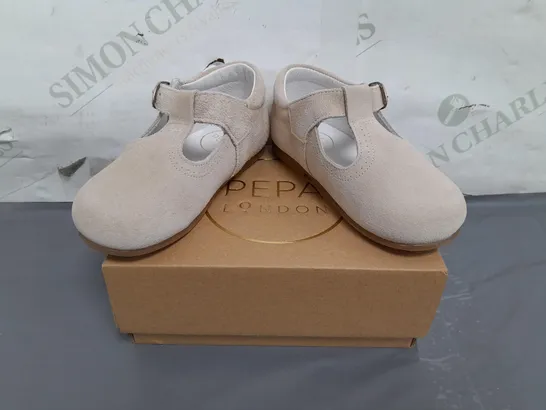 BOXED PAIR OF PEPA LONDON KIDS SHOES IN BEIGE EU SIZE 22