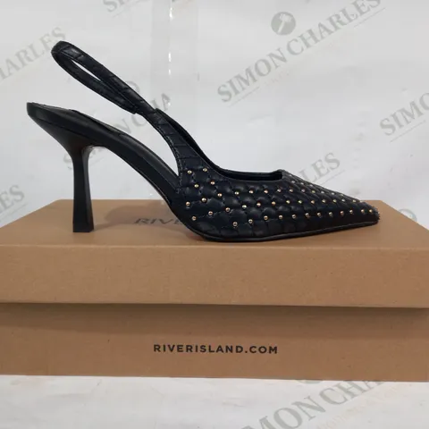 BOXED PAIR OF RIVER ISLAND KATRINA WIDE FIT POINTED TOE HEELS IN BLACK W. GOLD EFFECT STUDS UK SIZE 4