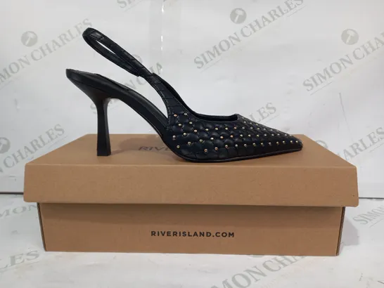 BOXED PAIR OF RIVER ISLAND KATRINA WIDE FIT POINTED TOE HEELS IN BLACK W. GOLD EFFECT STUDS UK SIZE 4