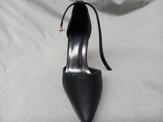 BOXED PAIR OF DESIGNER POINTED TOE HEELS IN BLACK EU SIZE 36