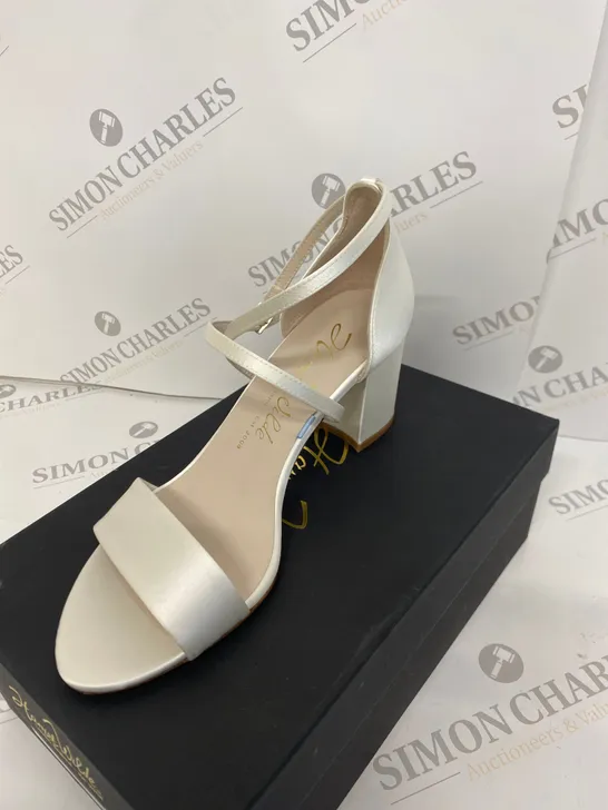 BOXED PAIR OF HARRIET WILDE WHITE HEELS SIZE 6