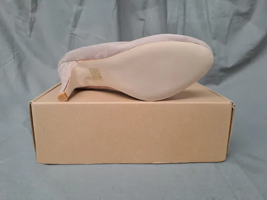 BOXED PAIR OF GOOD FOR THE SOLE WIDE FIT HEELED SHOES IN TAUPE SIZE 7