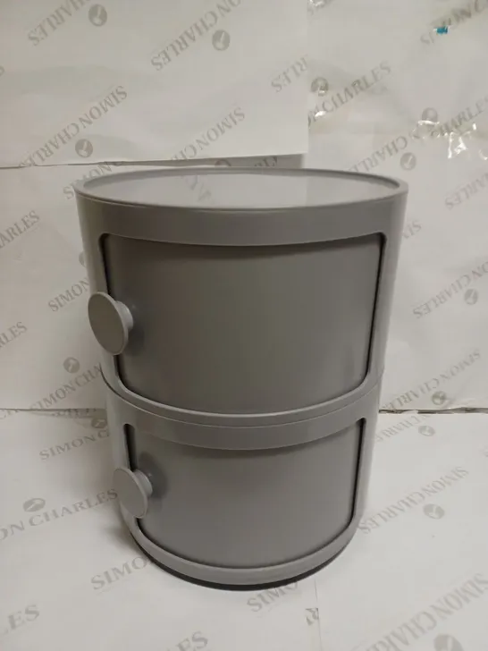 LOT TO CONTAIN A BOXED ROUND UNBRANDED PLASTIC SIDE/BEDSIDE TABLE - GREY 