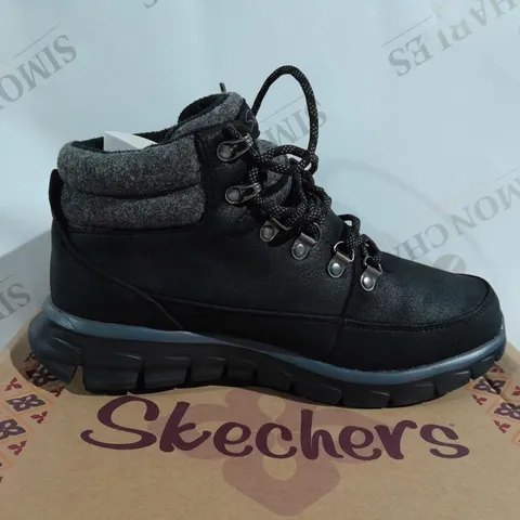 BOXED PAIR OF SKECHERS SYNERGY WARM BOOTS IN BLACK - SIZE 5