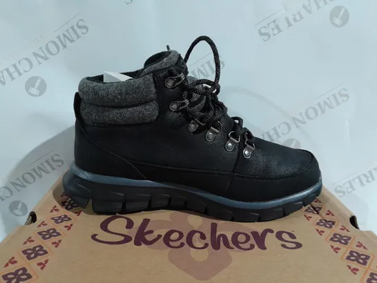 BOXED PAIR OF SKECHERS SYNERGY WARM BOOTS IN BLACK - SIZE 5