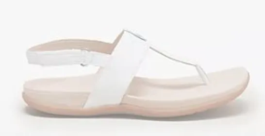 STRIVE ALANA TOEPOST SANDAL WHITE SIZE 5