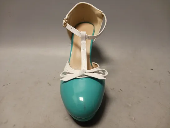 BOXED PAIR OF DESIGNER HEELED SHOES IN TEAL EU SIZE 41