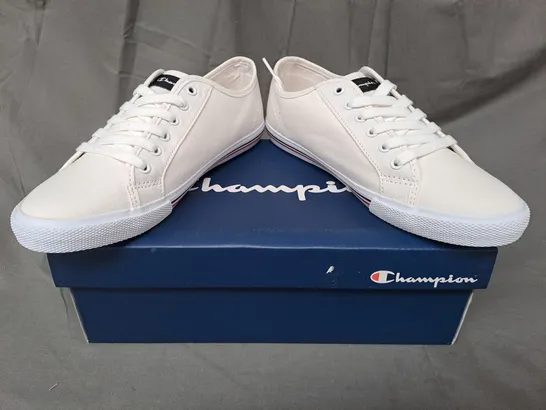 BOXED PAIR OF CHAMPION HUNTINGTON CANVAS SHOES IN WHITE 6