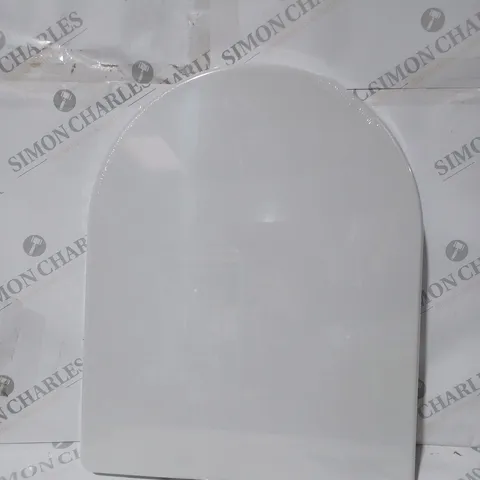 BOXED MAIN STREAM BY AQUALONA SOFT CLOSE TWO-BUTTON HINGE RELEASE D-SHAPE TOILET SEAT IN WHITE
