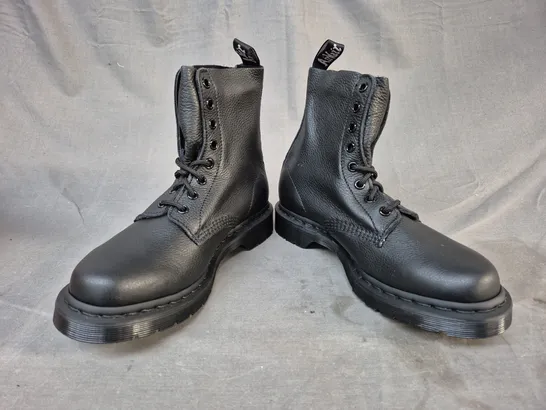 BOXED PAIR OF DR MARTENS 1460 PASCAL MONO ANKLE BOOTS IN BLACK UK SIZE 6