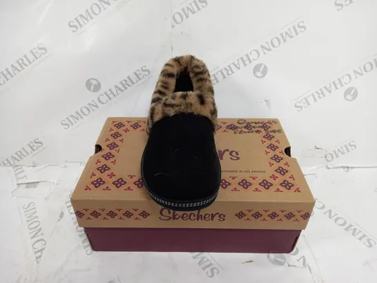 BOXED PAIR OF SKETCHERS FUR LINED LEOPARD SLIPPERS IN BLACK SIZE 4