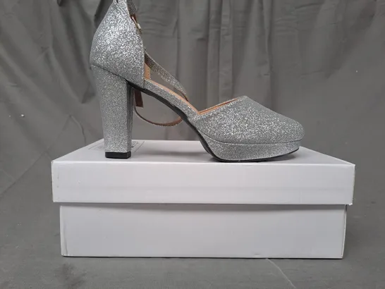 BOXED PAIR OF DESIGNER CLOSED TOE HIGH BLOCK HEEL SHOES IN SILVER W. GLITTER EFFECT EU SIZE 40