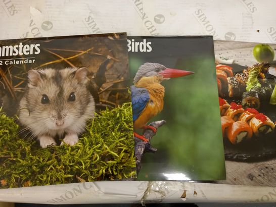 LOT OF APPROXIMATELY 10 ASSORTED 2022 CALENDARS TO INCLUDE HAMSTERS, SUSHI, TROPICAL BIRDS, ETC