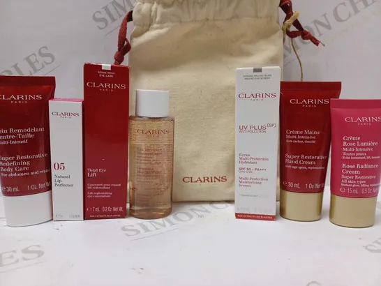 LOT OF APPROX 7 ASSORTED CLARINS PRODUCTS TO INCLUDE LIP PERFECTOR, SUPER RESTORATIVE HAND CREAM, ROSE RADIANCE CREAM, ETC 