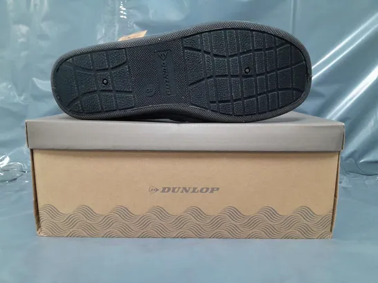 BOXED PAIR OF DUNLOP SLIPPERS IN GREY UK SIZE 8