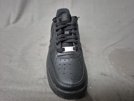 BOXED PAIR OF NIKE AIR FORCE 1 '07 SHOES IN BLACK UK SIZE 4