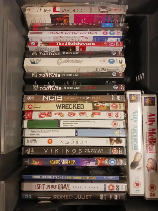 APPROXIMATELY 15 ASSORTED DVD FILMS & BOXSETS TO INCLUDE AMERICAN PIE, NCIS, THE HOLDOVERS ETC 