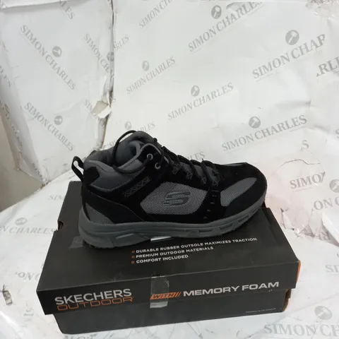 BOXED PAIR OF MENS SKETCHER OUTDOOR BLACK BOOTS SIZE 9 