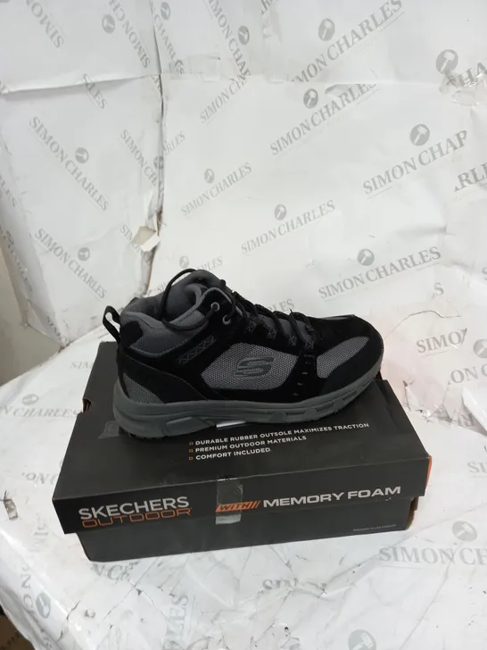 BOXED PAIR OF MENS SKETCHER OUTDOOR BLACK BOOTS SIZE 9 