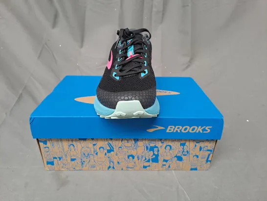 BOXED PAIR OF BROOKS TRAIL DIVIDE 3 SHOES IN BLACK/CYAN/PINK UK SIZE 6.5