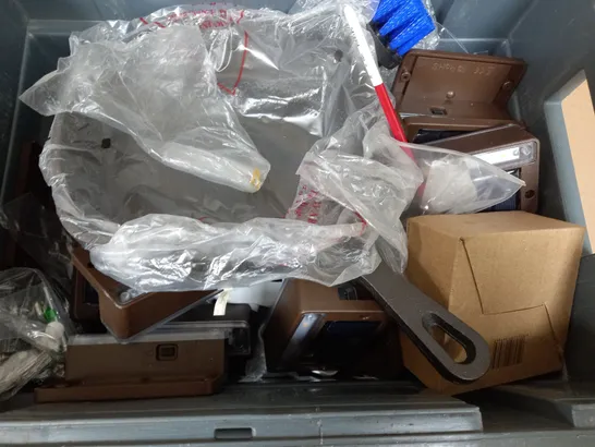 BOX OF APPROXIMATELY 10 ASSORTED ITEMS TO INCLUDE - FORK , VACUUM BOTTLE , CISIVIS CUTTING WHEEL ETC