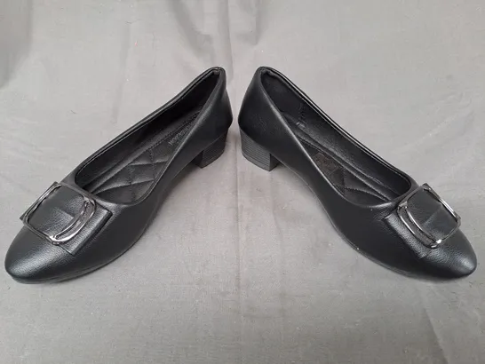 BOXED PAIR OF FENGHONSESON SLIP-ON SHOES IN BLACK EU SIZE 36