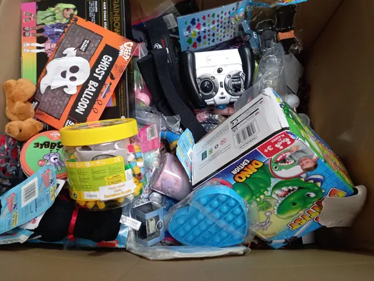 BOX OF APPROX 30 ASSORTED TOYS TO INCLUDE - WHAT DO YOU MEME - BRAINBOX FOOTBALL - BRAINSTORM SPACE TORCH ETC - COLLECTION ONLY