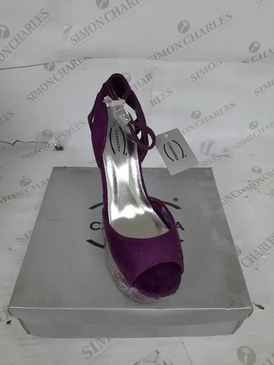 BOXED PAIR OF CASANDRA PLATFORM STRAP SHOE IN PURPLE SNAKESKIN SIZE 4