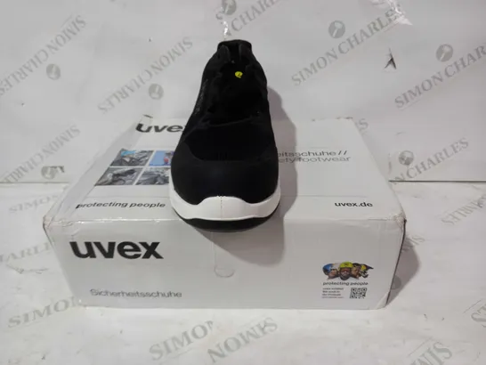 BOXED PAIR OF UVEX SAFETY TRAINERS IN BLACK EU SIZE 44