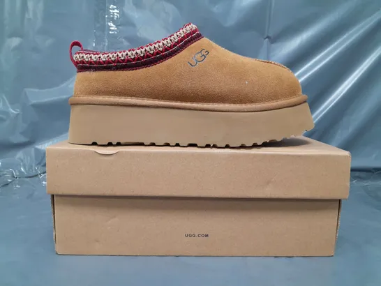 BOXED PAIR OF UGG DAKOTA SHOES IN CHESTNUT UK SIZE 6