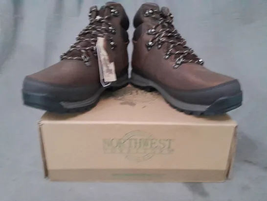 BOXED PAIR OF NORTHWEST TERRITORY PELLY ANKLE BOOTS IN DARK BROWN UK SIZE 8