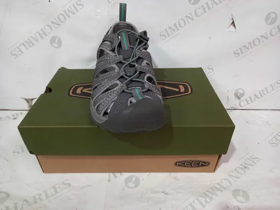 BOXED PAIR OF KEEN WHISPER CLOSED TOE SANDALS IN GREY/GREEN UK SIZE 5